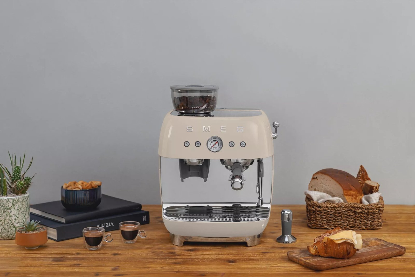 Smeg EGF03CRUK Retro Espresso Coffee Machine with Grinder in Cream - Image 7