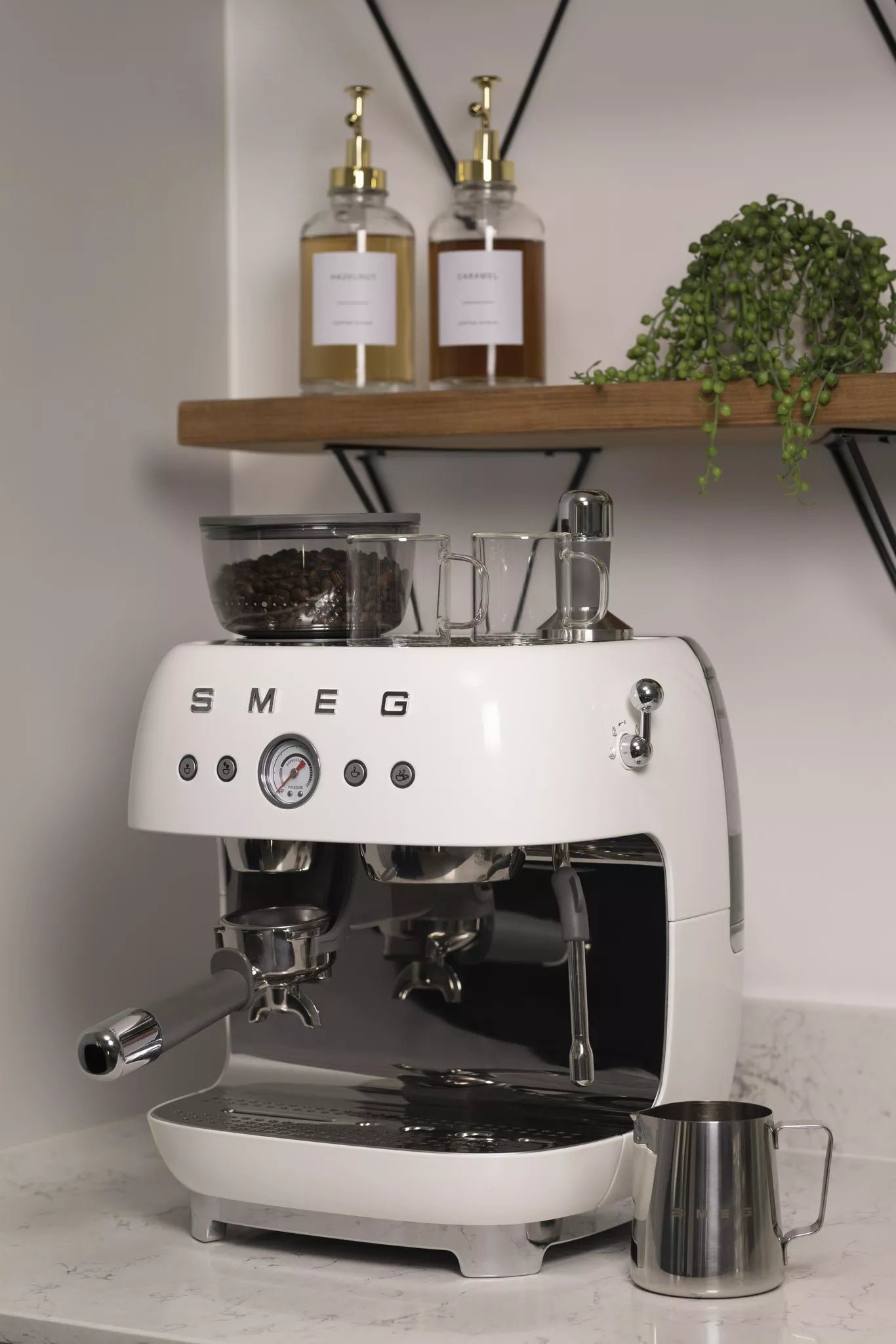 Smeg EGF03WHUK Retro Espresso Coffee Machine with Grinder in White - Image 7